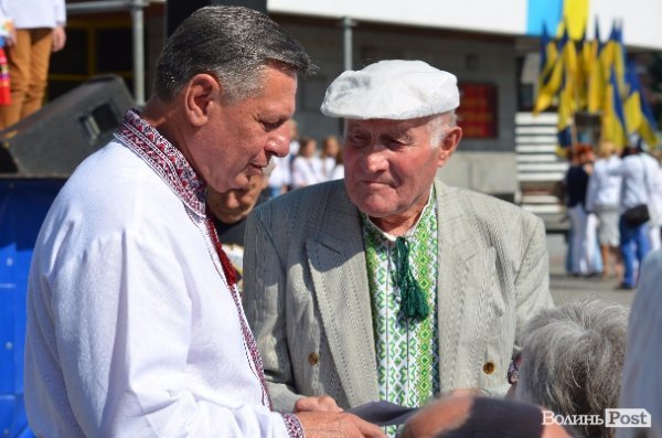 Лучани у вишиванках виклали число 930. ФОТО