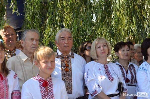 Лучани у вишиванках виклали число 930. ФОТО