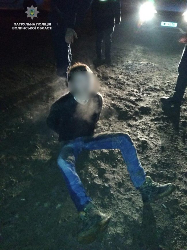 П'яні агресивні родичі не пускали лучанку до хати і кидалися на патрульних. ФОТО. ВІДЕО