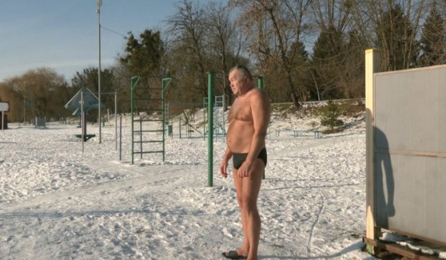  «Від цього кайфуєш»: як у Луцьку загартовуються у холодній воді. ВІДЕО