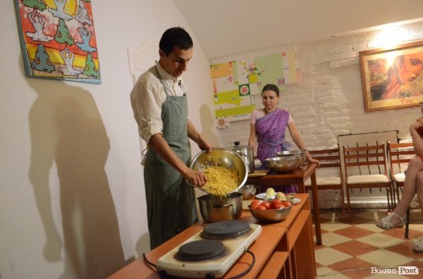 У Луцьку Любко Дереш готував ведичну їжу.ФОТО