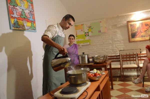 У Луцьку Любко Дереш готував ведичну їжу.ФОТО