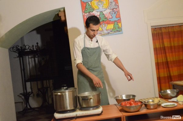 У Луцьку Любко Дереш готував ведичну їжу.ФОТО