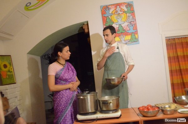 У Луцьку Любко Дереш готував ведичну їжу.ФОТО