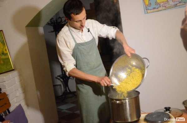 У Луцьку Любко Дереш готував ведичну їжу.ФОТО