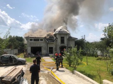 ​​В Івано-Франківській області на приватний будинок впав літак: є загиблі. ВІДЕО