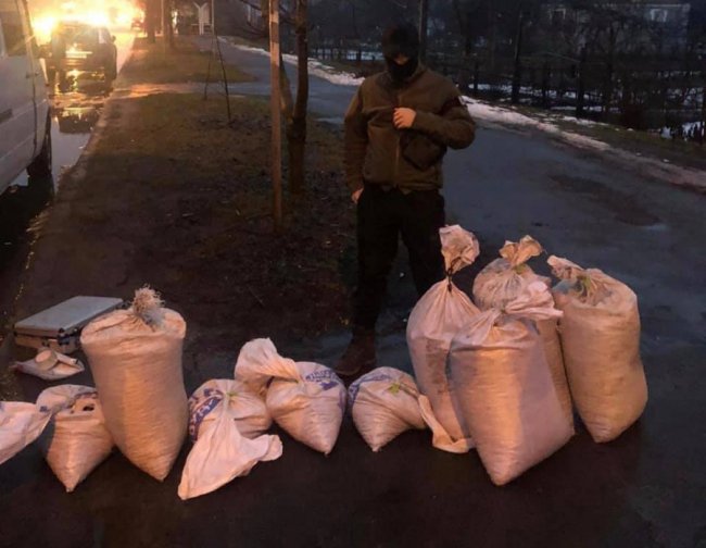 У Луцьку в автівці знайшли бурштину на понад пів мільйона гривень. ФОТО