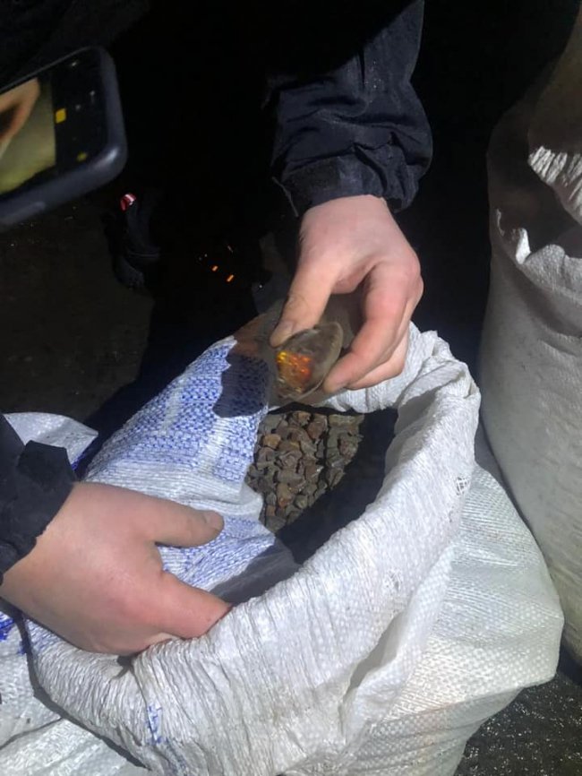 У Луцьку в автівці знайшли бурштину на понад пів мільйона гривень. ФОТО