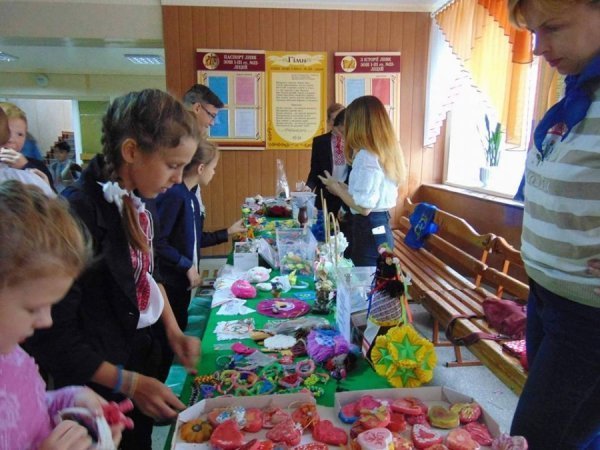 Луцькі школярі влаштували благодійний ярмарок, щоб зібрати гроші пораненому бійцю. ФОТО