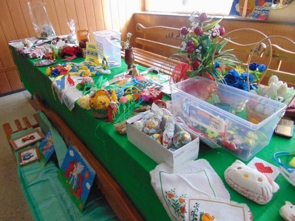 Луцькі школярі влаштували благодійний ярмарок, щоб зібрати гроші пораненому бійцю. ФОТО