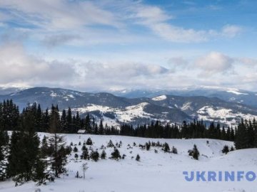 В Карпатах сніговий покрив сягає майже 2 метрів