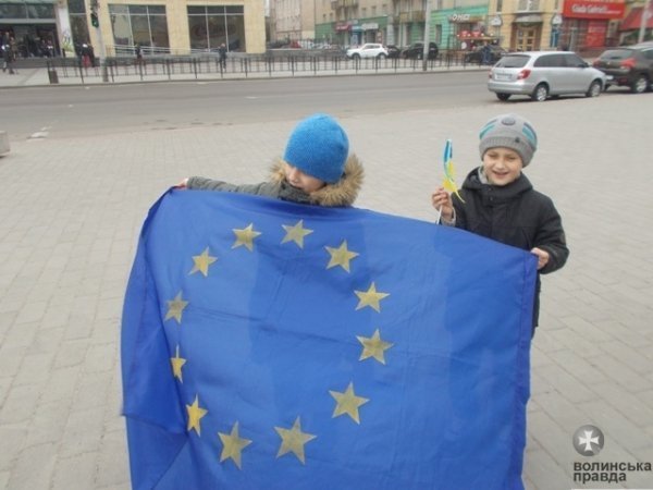 «Ланцюг єднання» у Луцьку. ФОТО