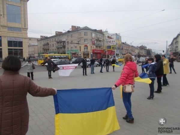 «Ланцюг єднання» у Луцьку. ФОТО
