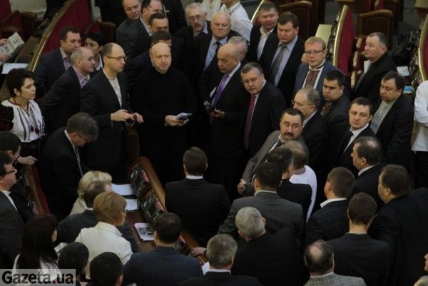 Як депутати нудьгують у Раді. ФОТО