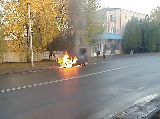 У Луцьку горів автомобіль. ФОТО