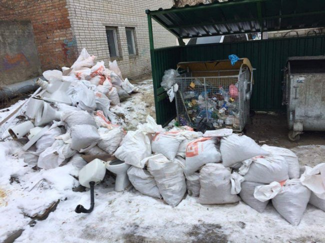 Мішки з непотребом і ганчір’я: у Луцьку на низці вулиць – стихійні смітники. ФОТО 