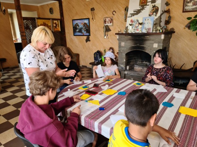 Коні і сільський колорит: як допомагають долати стрес дітям переселенців на Волині
