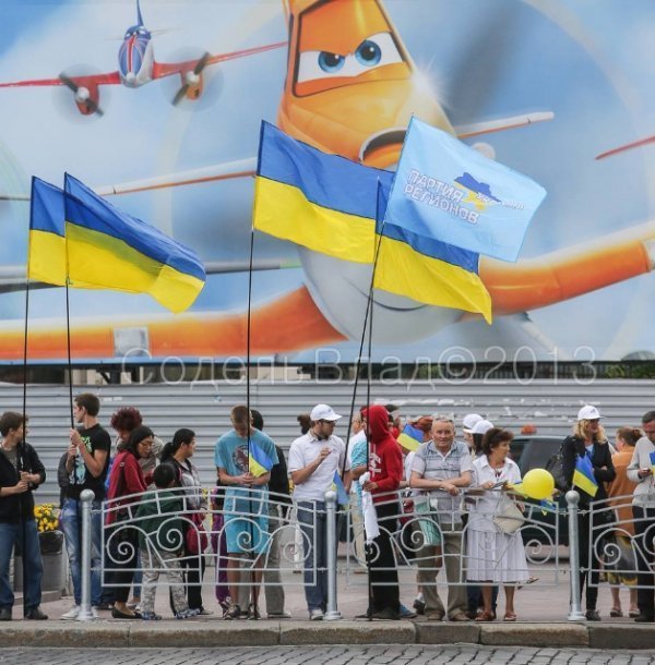 З якими обличчями керівники країни святкували День Незалежності. ФОТО