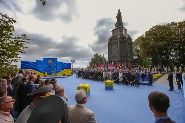 З якими обличчями керівники країни святкували День Незалежності. ФОТО
