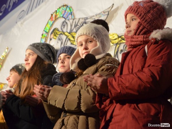 У Луцьку засвітили головні ялинки міста. ФОТО 