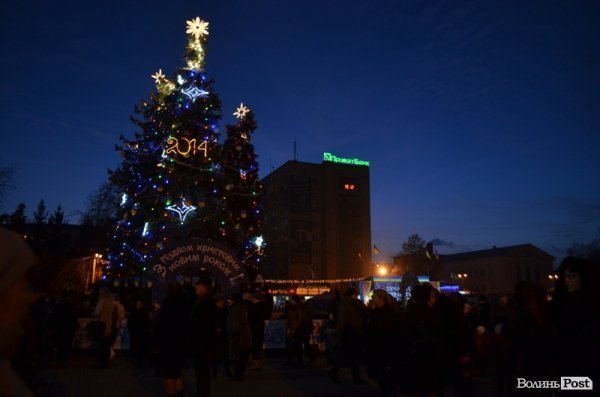 У Луцьку засвітили головні ялинки міста. ФОТО 
