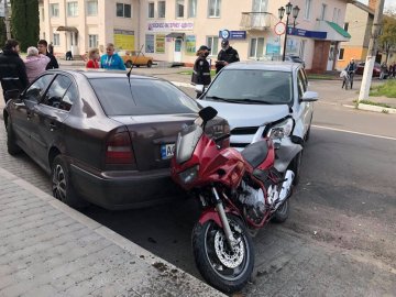 У Нововолинську водійка за кермом Toyota протаранила мотоцикліста. ФОТО