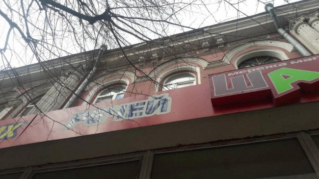 Через буревій у Луцьку обсипався карниз будинку. ФОТО