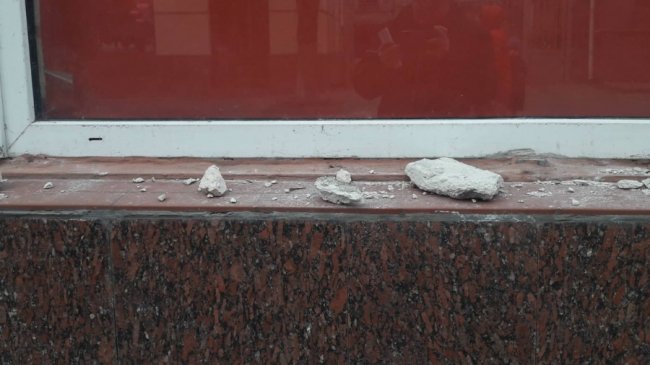 Через буревій у Луцьку обсипався карниз будинку. ФОТО