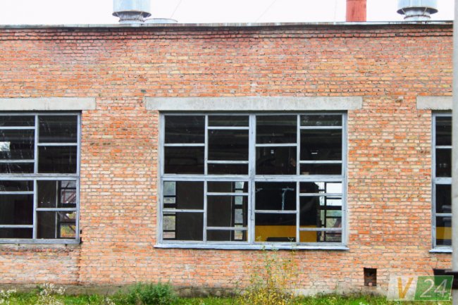 Тече дах та росте трава: на Волині псується приміщення котельні-довгобуду