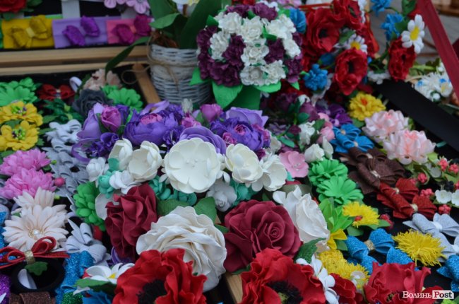 Від мініатюрних тістечок до величезних гойдалок: у центрі Луцька – свято професійної освіти. ФОТО