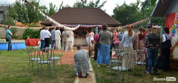 Чоловіки перед вівтарем знаходяться по ліву сторону, жінки - по праву