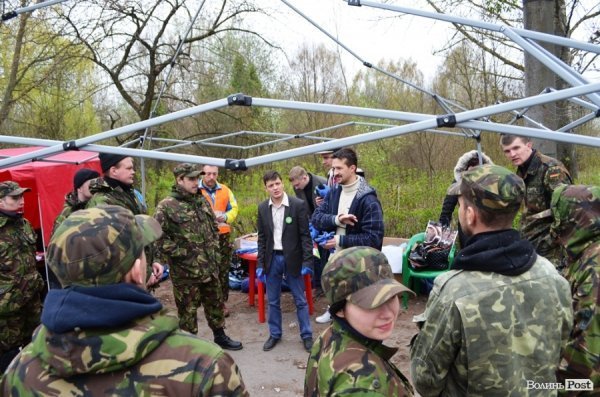 У Луцьку прибирали парк в 40-му кварталі. ФОТО