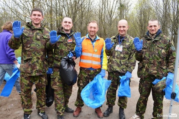У Луцьку прибирали парк в 40-му кварталі. ФОТО