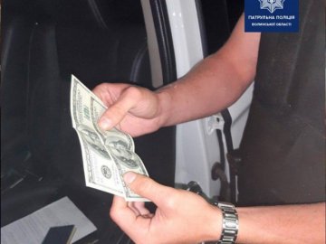 Лучанину, який пропонував хабар патрульному, повідомили про підозру