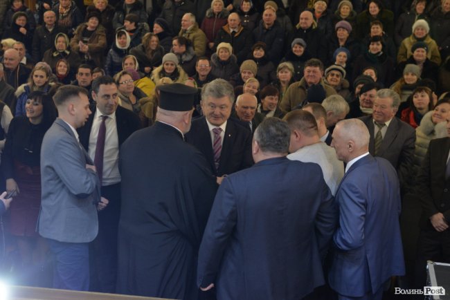 Томос, селфі та колядки: Петро Порошенко на Волині. ФОТОРЕПОРТАЖ