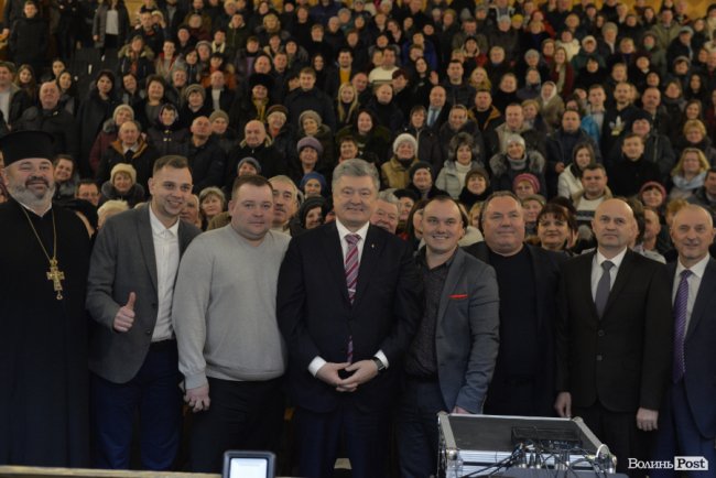 Томос, селфі та колядки: Петро Порошенко на Волині. ФОТОРЕПОРТАЖ
