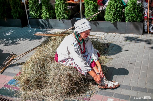 Народні розваги і море людей: в центрі Луцька «гуляє» етнофестиваль. ФОТО 
