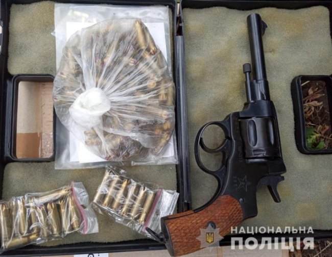 На дачі у лучанина знайшли десятки одиниць зброї та сотні боєприпасів. ФОТО