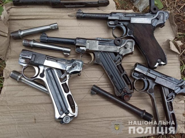 На дачі у лучанина знайшли десятки одиниць зброї та сотні боєприпасів. ФОТО