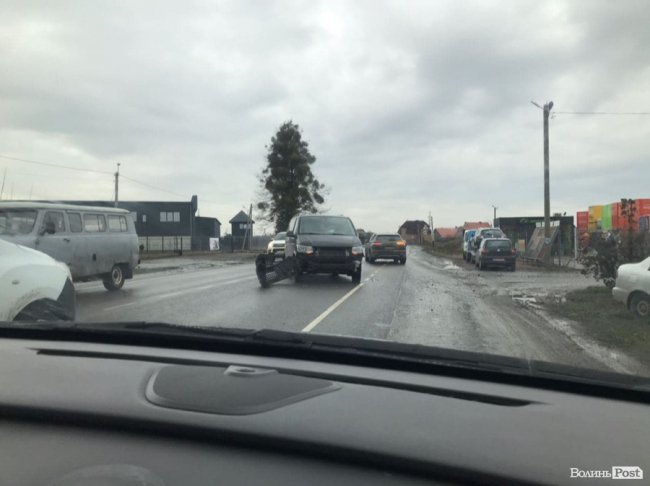 Автомобіль влетів у паркан і лишився без колеса: поблизу Луцька трапилася ДТП. ФОТО