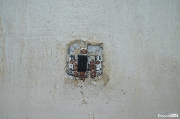 У Луцькому парку санітарна проблема: єдиний туалет нагадує кімнату жахів. ФОТО