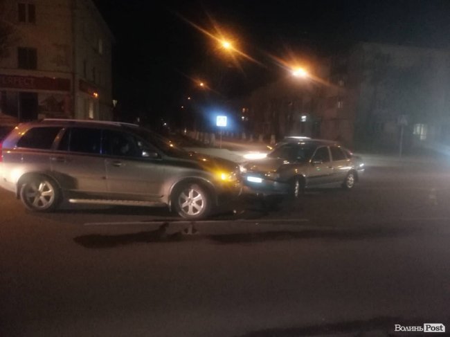 Патрульні ледь скрутили: у Луцьку п'яний водій на Opel протаранив Volvo. ФОТО. ВІДЕО