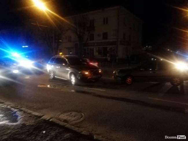 Патрульні ледь скрутили: у Луцьку п'яний водій на Opel протаранив Volvo. ФОТО. ВІДЕО
