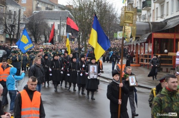 «Герої не вмирають!», – у Луцьку провели в останню путь майданівця. ФОТО. ВІДЕО