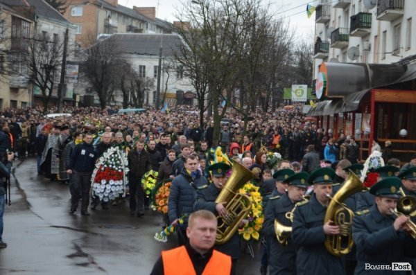 «Герої не вмирають!», – у Луцьку провели в останню путь майданівця. ФОТО. ВІДЕО