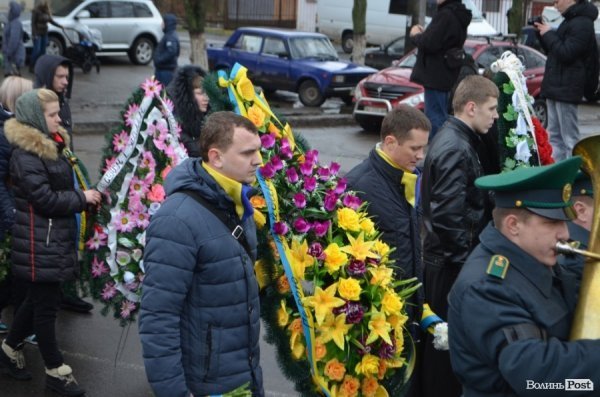 «Герої не вмирають!», – у Луцьку провели в останню путь майданівця. ФОТО. ВІДЕО