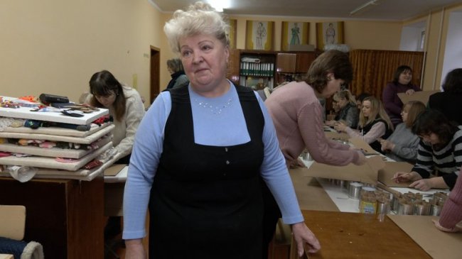 Луцькі вчителі на канікулах виготовляли окопні свічки на фронт