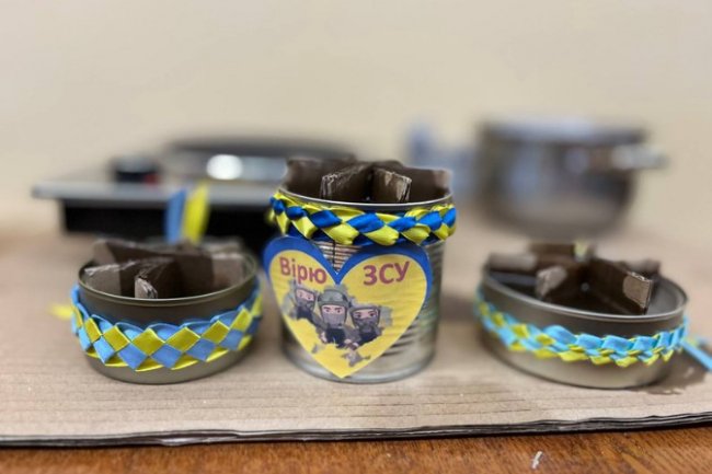 Луцькі вчителі на канікулах виготовляли окопні свічки на фронт