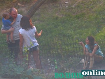 «Я його відп…жу»: пиятика в Луцьку у присутності малої дитини