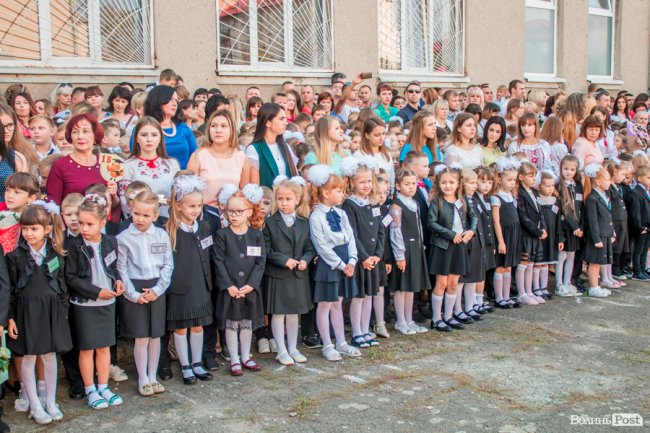 Квіти, вітання та усміхнені першачки: у луцькій школі №9 пролунав перший дзвоник. ФОТО